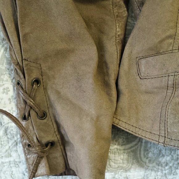 Woman's leather motorcycle jacket - Picture 3 of 5